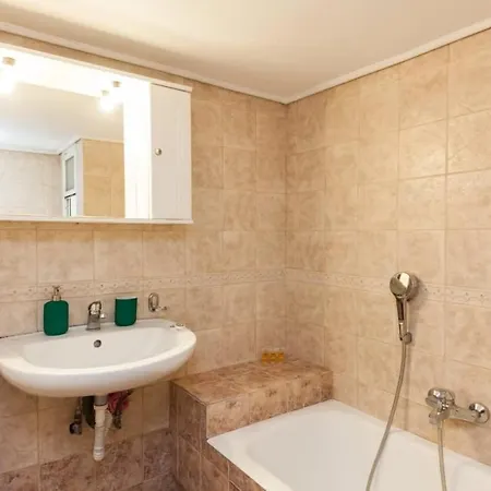 Luxury Pireas Stay New 2Br Urban Escape Exterior photo