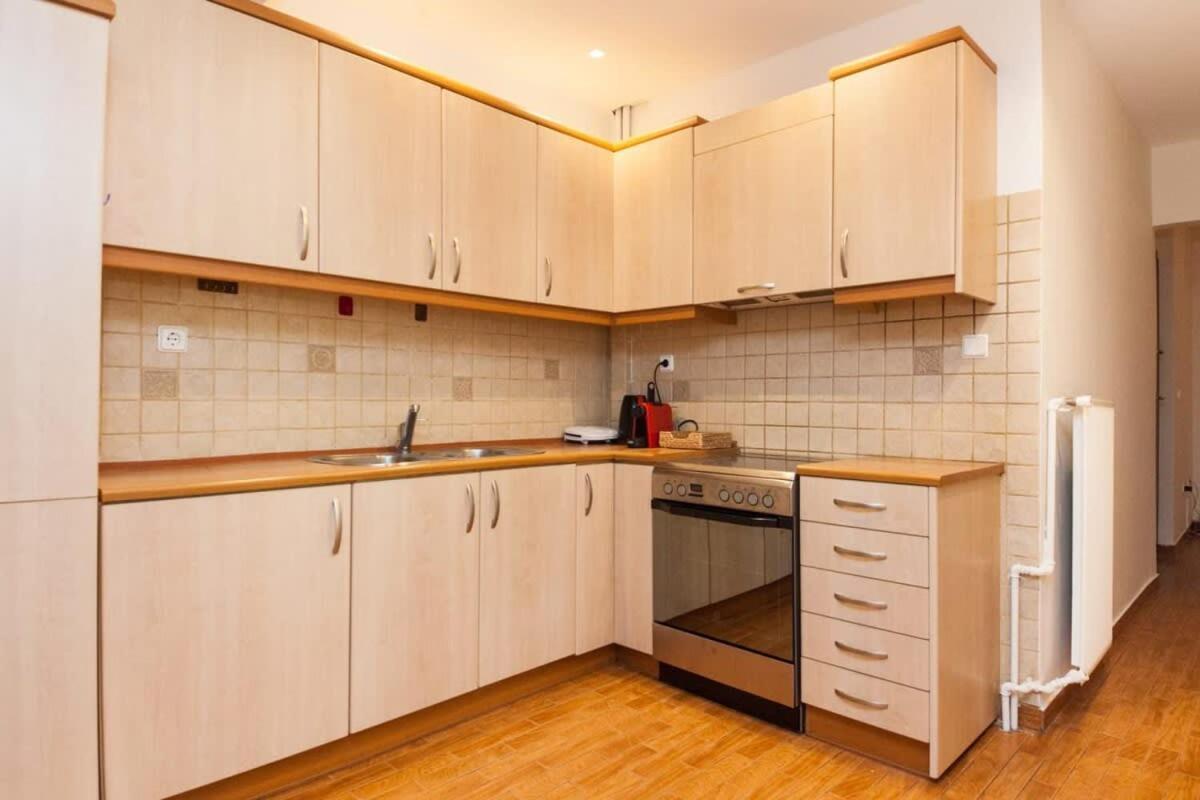 Luxury Pireas New 2br Urban Escape