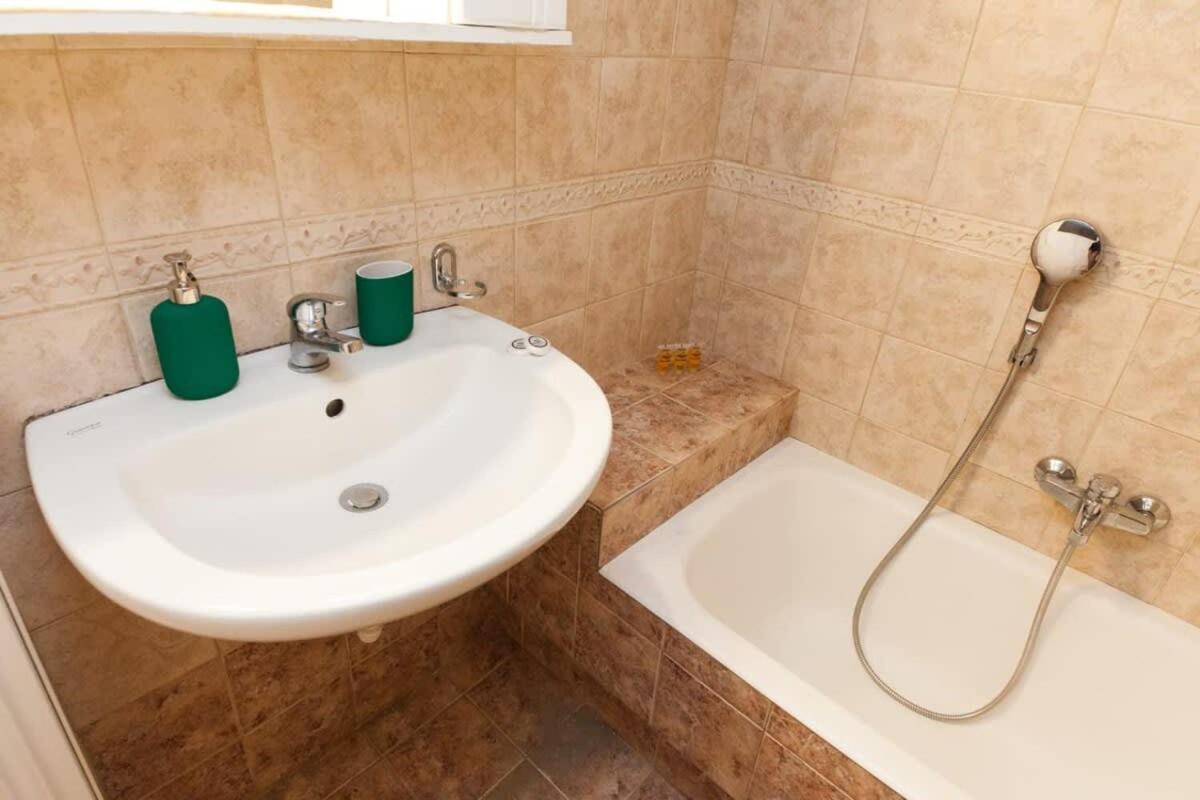 Luxury Pireas New 2br Urban Escape * Pireo